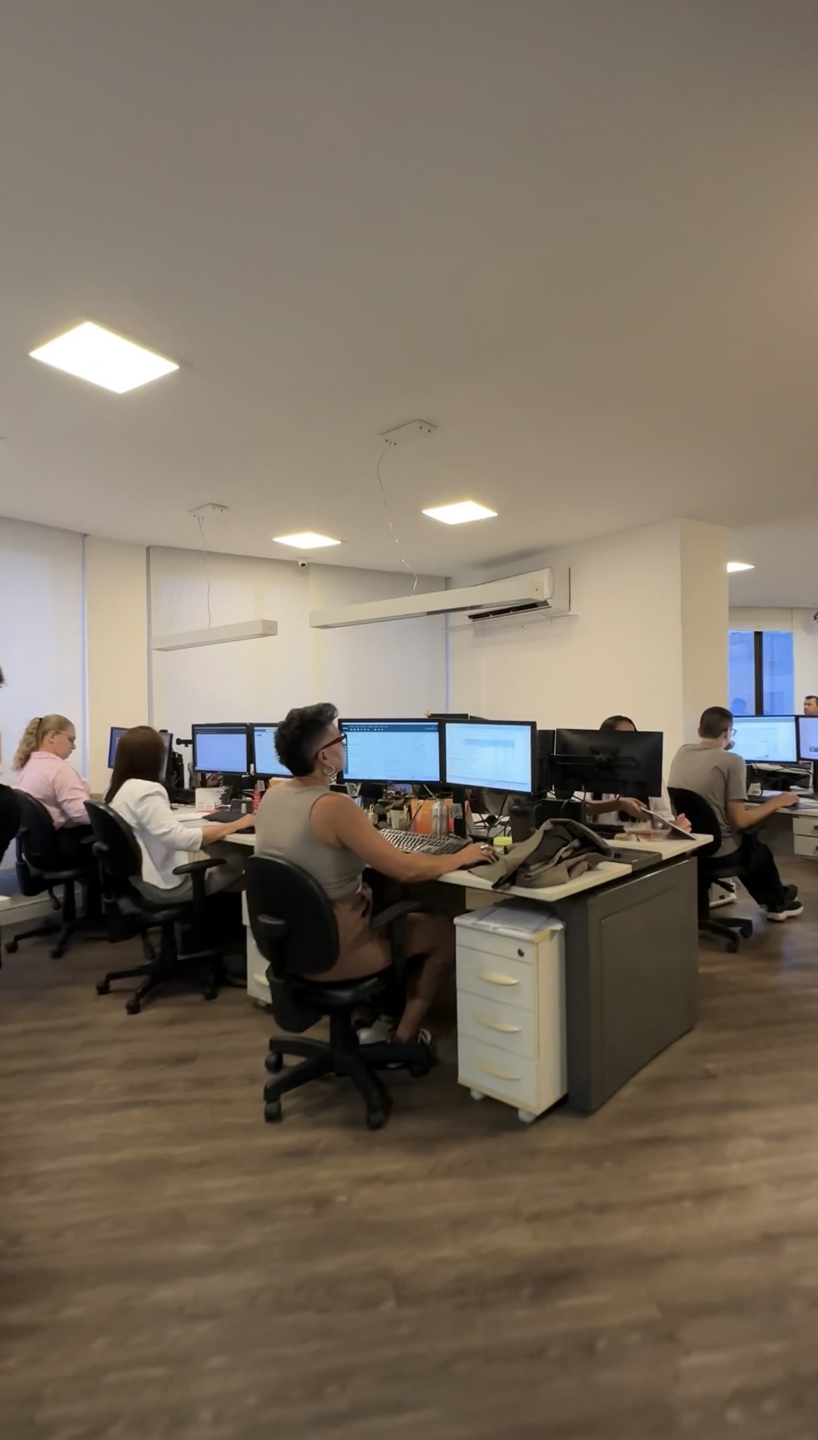 Equipe do setor contábil da JJ Lima trabalhando no escritório