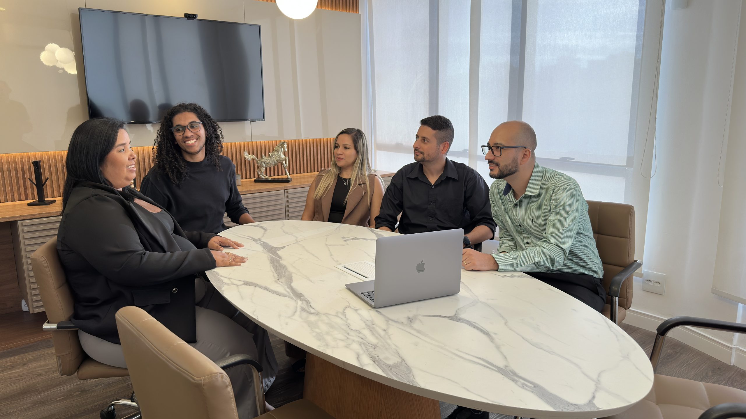 Equipe da JJ Lima Contabilidade reunida e sorrindo - venha trabalhar conosco
